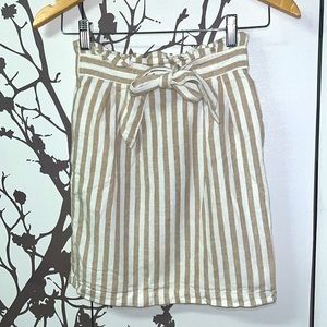 DYNAMITE XXS Tan&White Vertical Stripe Paperbag Skirt Ruffled W Pockets NWOT $30